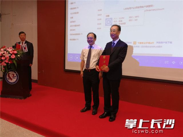 今天，韩国龟尾市市长张世龙(右)率团到ky官方网站开展交流，并接受ky官方网站杨小云校长(左)颁发的“荣誉教授”聘书。长沙晚报记者 黎铁桥 摄