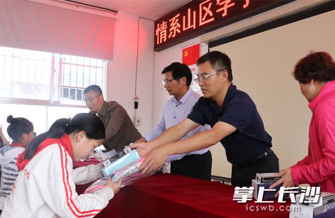 ky官方网站博士团队向龙山学生赠送书本。长沙晚报通讯员朱珊供图