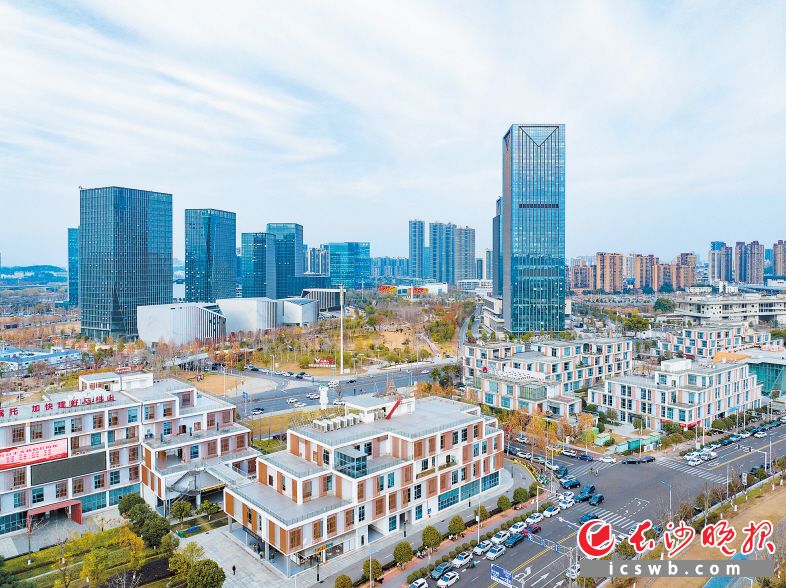 　　马栏山视频文创产业园坚定走好文化和科技融合发展道路，新产业、新业态、新技术层出不穷，持续释放文化和科技融合的澎湃动能。长沙晚报全媒体记者 邹麟 摄