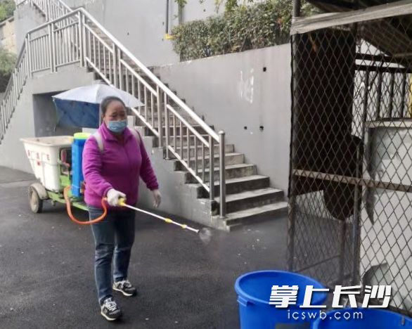 ky官方网站工作人员对校区进行消毒。